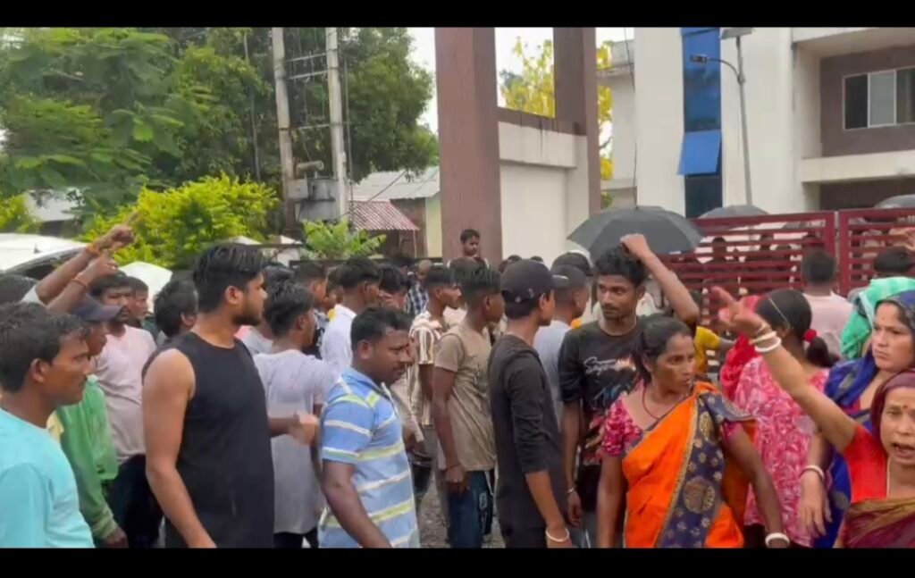 ক্ষেত্ৰী আৰক্ষী থানাৰ চৌহদ উত্তপ্ত পৰিস্থিতি   হত্যাকাৰীক এনকাউণ্টাৰ কৰাৰ দাবী জনাই ঔজাৰী  গাঁৱৰ ৰাইজে