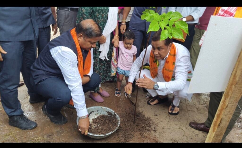 সোণাপুৰত ৰাজ্যৰ প্ৰথম ‘জন্মদিন সেউজ শপত উদ্যান’ মুকলি  :  জন্মদিনত গছপুলি ৰোপণৰ নতুন সংস্কৃতি গঢ়ি তোলাৰ লক্ষ্য; ৰাজ্যৰ প্ৰতিটো বিধান সভা সমষ্টিত এনে উদ্যান স্থাপনৰ পৰিকল্পনা