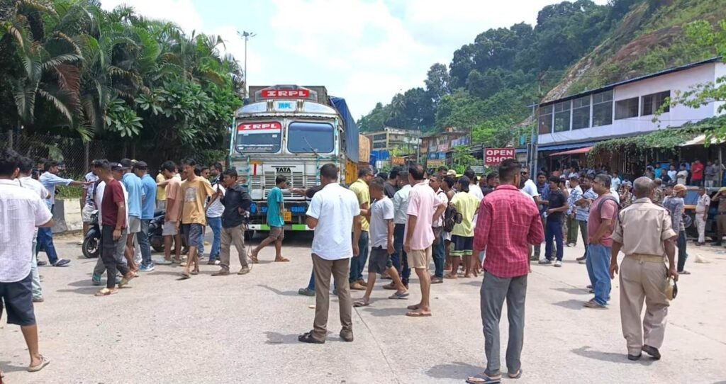 খাচী ছাত্ৰ সন্থাৰ আক্ৰমণৰ প্ৰতিবাদত উত্তাল যোৰাবাটঅসমৰ টেক্সি চালক সন্থাৰ তীব্ৰ প্ৰতিবাদ    মেঘালয়ৰ বাহন অসমত প্ৰৱেশত বাধা
